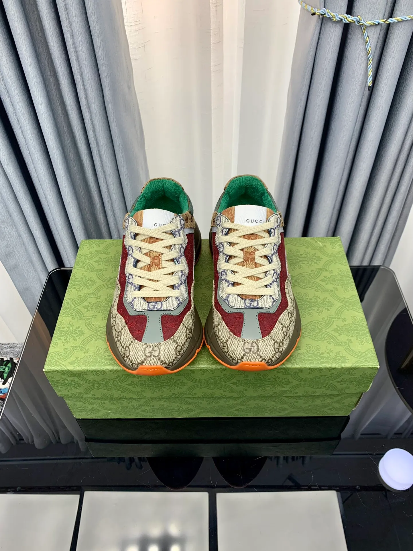 👟👟Ex-factory price 480👟👟 Gucci dad shoes for couples, distressed leather horn-shaped retro jogging shoes. The Balenciaga grandpa trend has subsided, ushering in GUCCI dad shoes, the trend leader in the fashion industry. The original shoes are molded and the original last is made by the Italian handmade foundry! [Gucci original dad shoes] Original surface: imported calfskin! Lining: Grade A hybrid lambskin! Outsole: The highest restoration sole. TPU material plus wear-resistant foam (anti-wear cushioning) ivory leather has been processed with an old-fashioned effect. The sole is 5cm high! The comfort level is excellent, killing all high-end versions on the market! Original logo outsole! 👣Size: Women’s size 35-40. Men's size 38-45. Women's heel with 🈚️logo! Men's heel with 🈶️logo!